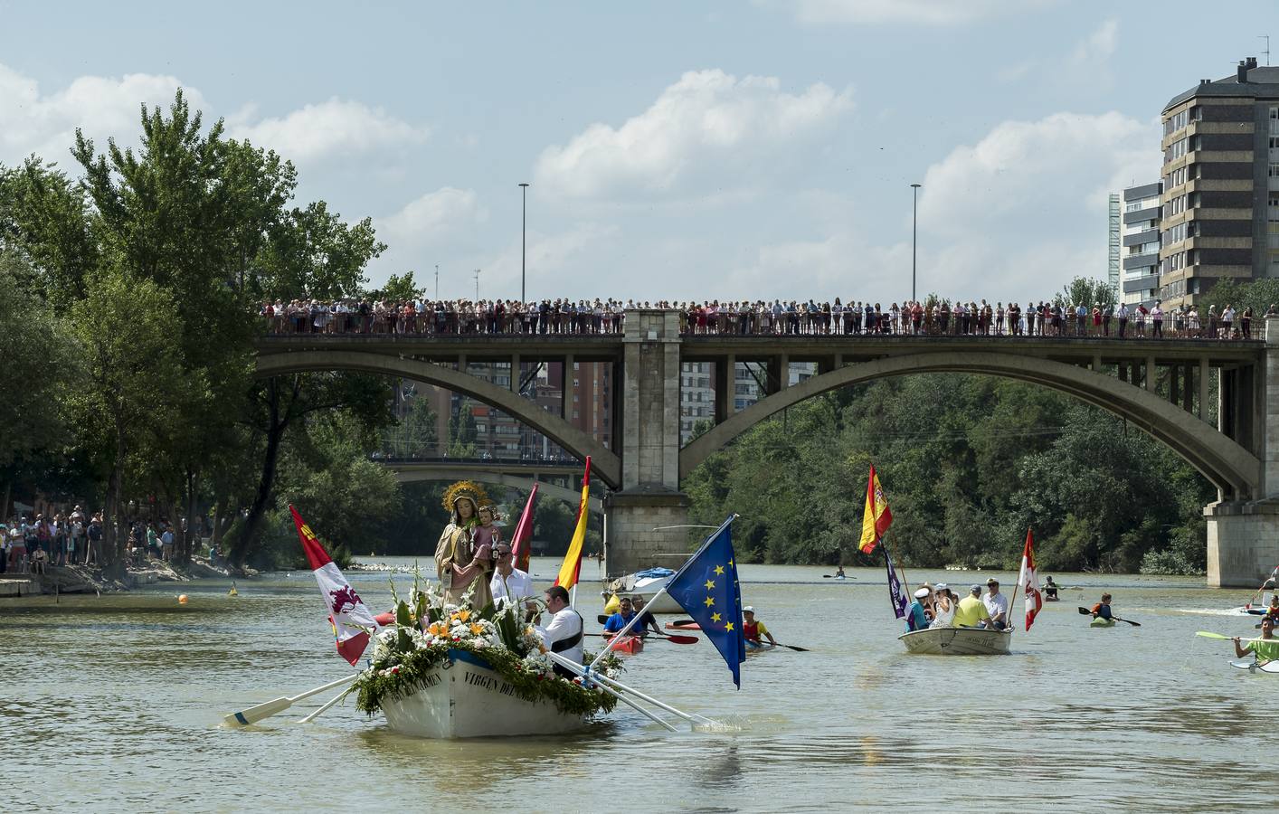 Fotos: Paseo fluvial de la Virgen del Carmen por el río Pisuerga