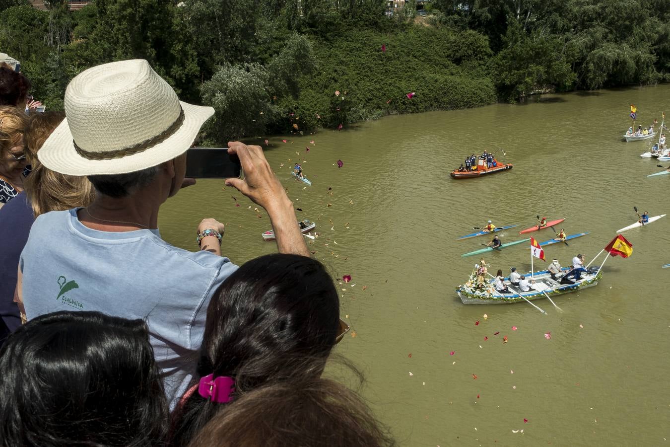 Fotos: Paseo fluvial de la Virgen del Carmen por el río Pisuerga