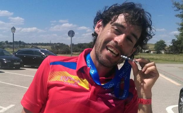 Antonio Cerezo muerde su medalla lograda en el Nacional. 