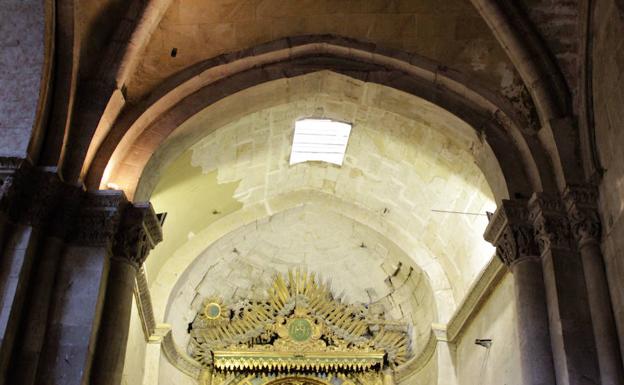 Imagen de una de las naves laterales de la iglesia en la que se ve la deformación de las columnas y el arco, así como la pérdida de dovelas en la bóveda del fondo. 