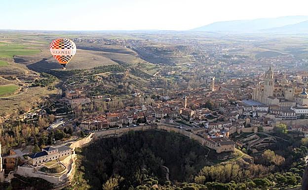Un globo sobrevuela la ciudad de Segovia. 