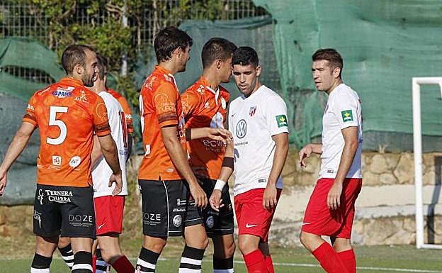 Una acción del partido de la pasada pretemporada entre Santa Marta y Unionistas. 