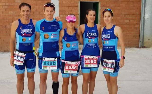 Algunos de los componentes del Triatlón Charro presentes en Almazán. 