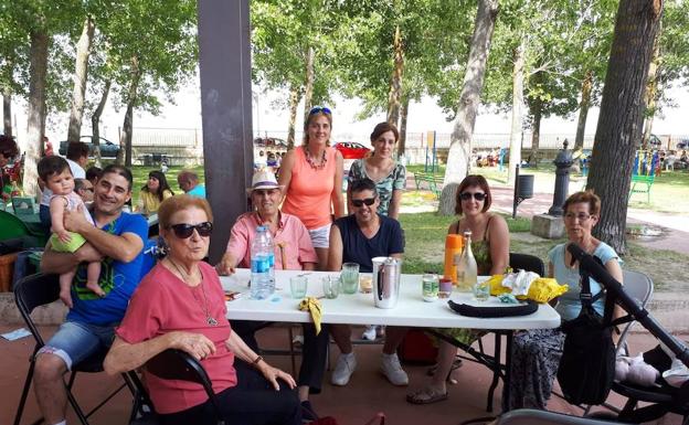 Participantes en la comida celebrada en la zona arbolada del complejo deportivo. 