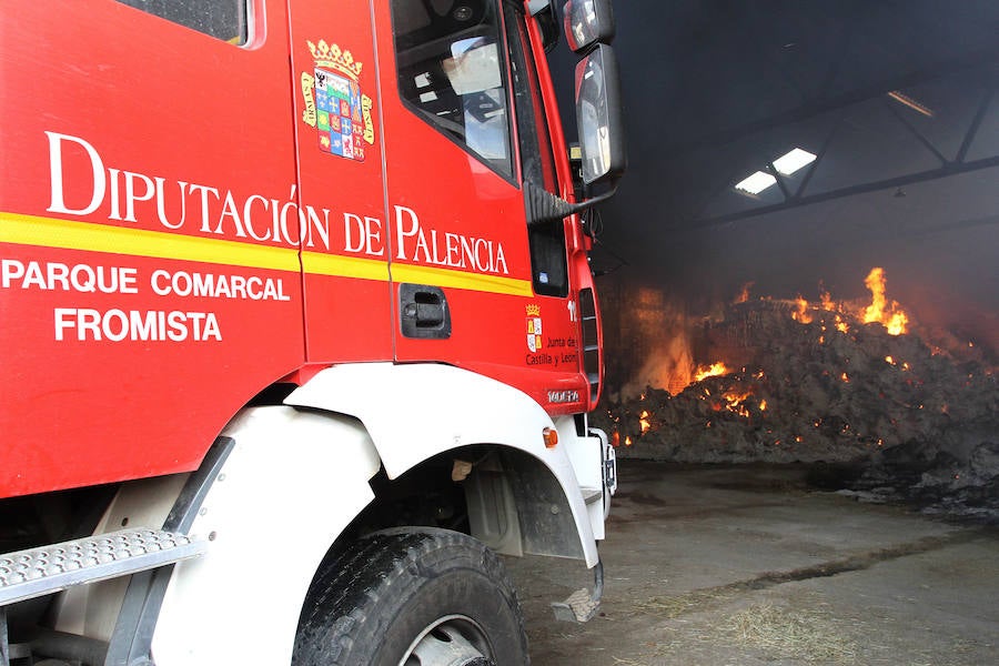 Bomberos de la Diputación trabajan para sofocar el incendio. 