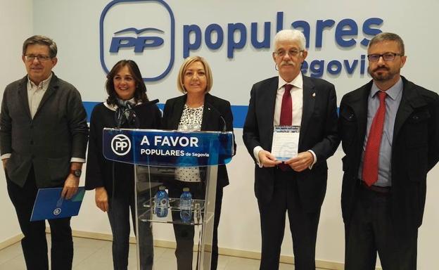 Desde la izquierda, Jesús Postigo, Beatriz Escudero, Paloma Sanz, Juan Ramón Represa y Juan Carlos Álvarez, en la sede del PP de Segovia. 