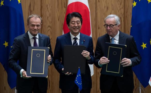 Donald Tusk, Shinzo Abe y Jean-Claude Juncker.