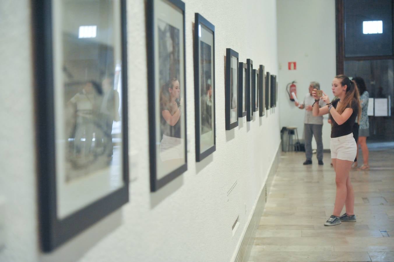 Robert Capa, Cartier-Bresson, Doisneau, Masats, Catalá Coca y Cristina García Rodero son algunos de los nombres de la muestra