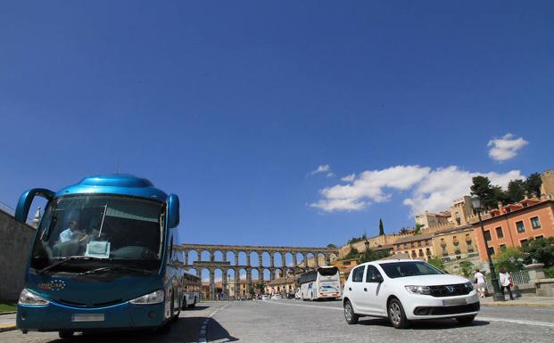 Vehículos transitan por el inicio de Vía Roma, ayer, en un día típico de verano. 