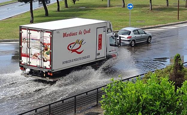 Imagen. Balsas de agua en la Avenida de Salamanca. 