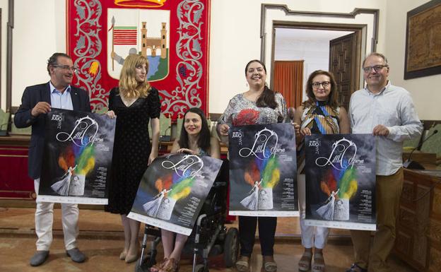 El director de comunicación de Caja Rural Zamora, Narciso Prieto; la directora general de Políticas Culturales de la Junta, Mar Sancho; la concejala de cultura, María Eugenia Cabezas; la soprano y directora del festival, Conchi Moyano; la jefa de cultura de la Junta en Zamora, Pilar Alonso, y el concejal de turismo, Christoph Strieder; durante la presentacion del festival. 