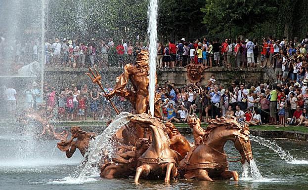 Cientos de personas admiran una de las fuentes monumentales en pleno funcionamiento. 