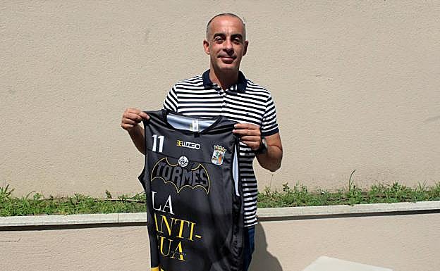 Jandro Zubillaga posa con la camiseta de del CB Tormes. 