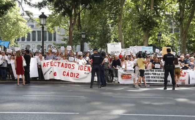 Afectados de iDental manifestándose a las puertas del Ministerio de Sanidad.