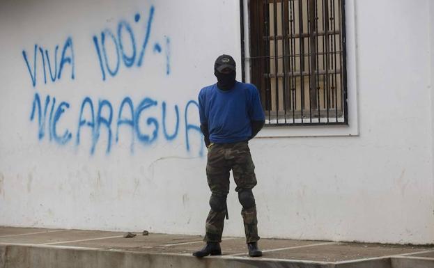 Un hombre con la cara tapada vigila una plaza hoy, miércoles 18 de julio de 2018, en la ciudad de Masaya (Nicaragua). 