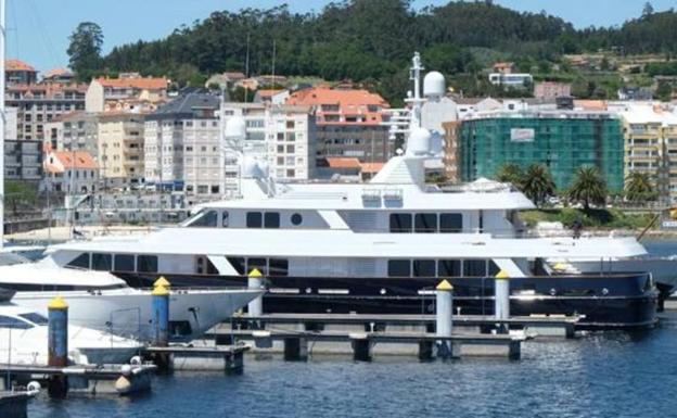 El nuevo yate de Amancio Ortega, Valoria B, atracado en el puerto deportivo Juan Carlos I de Sanxenxo. 