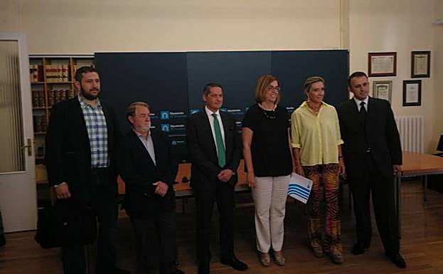 La directora de Telecomunicaciones, Victoria Seco, segunda a la derecha, en la presentación de su proyecto. 