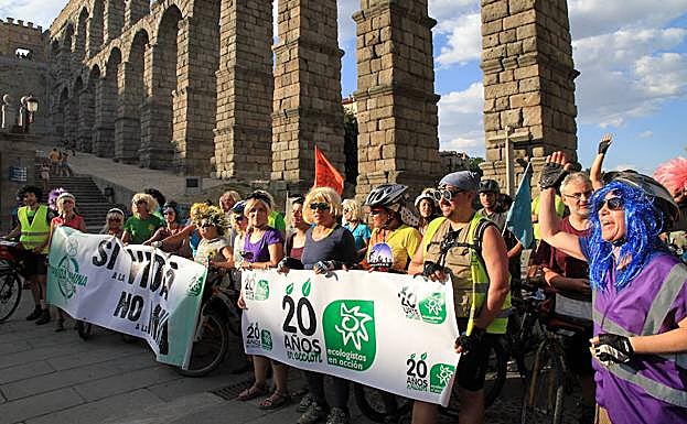 Participantes en la 'Ecomarcha', ayer por la tarde, en la escala que hicieron ante el Acueducto de Segovia. 