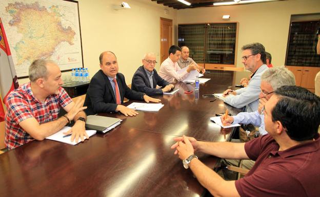 El director general de Transportes (segundo por la izquierda) explica los cambios a los alcaldes. 