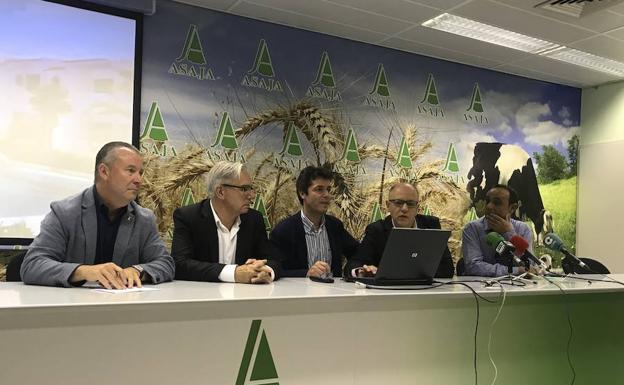 El gerente de Selectos Castilla, Enrique de Prado, en el centro, presenta el proyecto. 