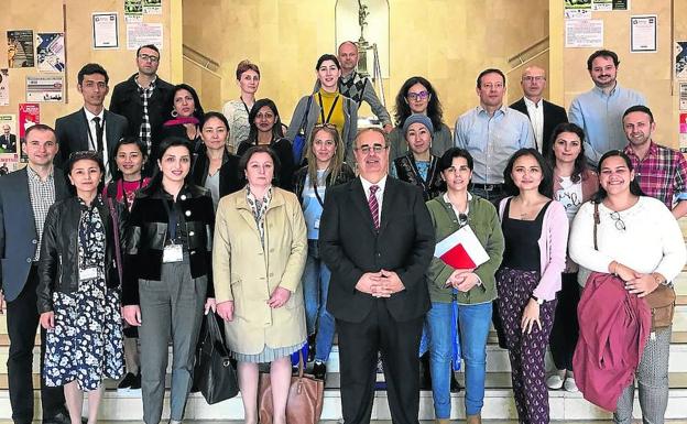 Profesores y participantes en el último semestre internacional de la Facultad de Comercio. 