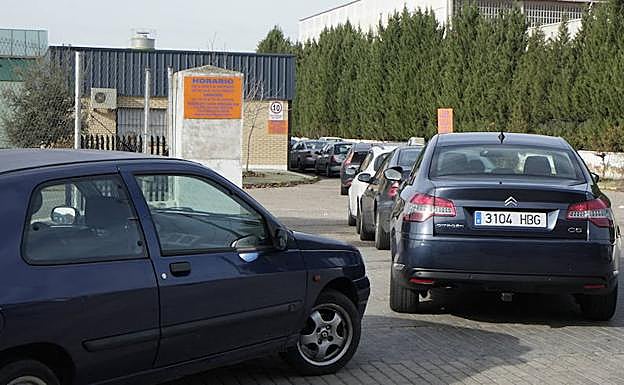 Caravana de turismos esperan para realizar la inspección técnica (ITV) en el polígono de Argales. 