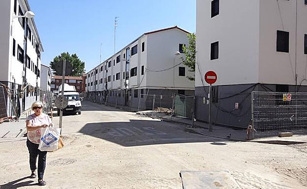 La remodelada calle Águila, con los bloques ya rehabilitados.