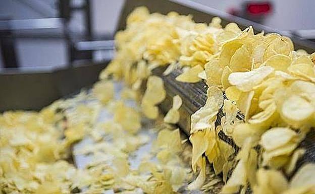 Aperitivos como las patatas fritas contienen glutamato monosódico, que potencia el sabor de los alimentos. 