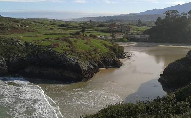 Playa de Poo en el arenal de Llanes, Asturias. 