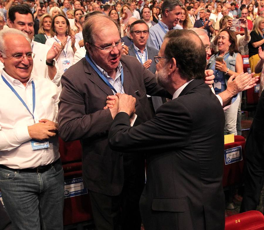 El presidente de la Junta, Juan Vicente Herrera, saluda al presidente del Partido Popular, Mariano Rajoy, durante la inauguración del Congreso extraordinario del partido