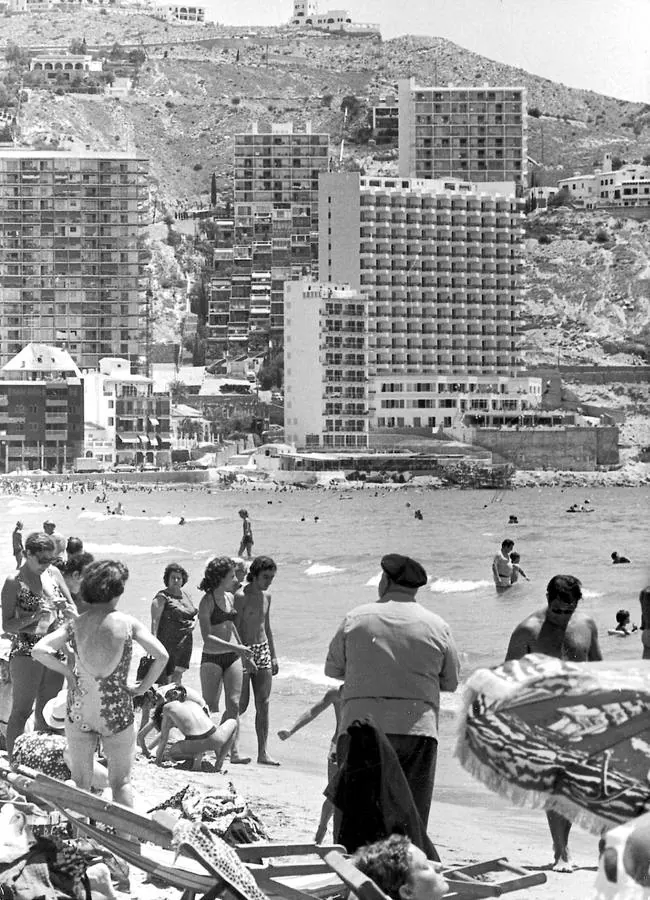 Bañistas en la playa de Levante, en Benidorm, en los años 70.