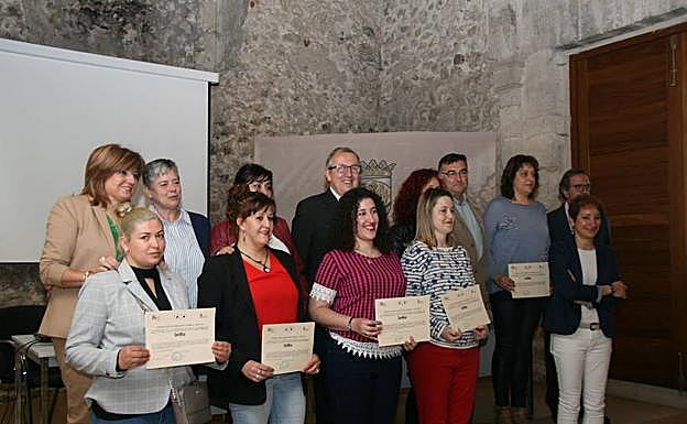 Participantes en el último programa posan con sus diplomas. 