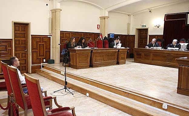 El acusado, sentado en la sala de la Audiencia Provincial, durante el juicio.