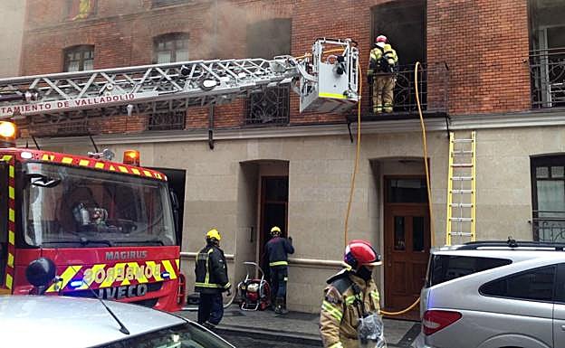 Explosión de dos baterías en un piso de la calle Independencia de Valladolid.