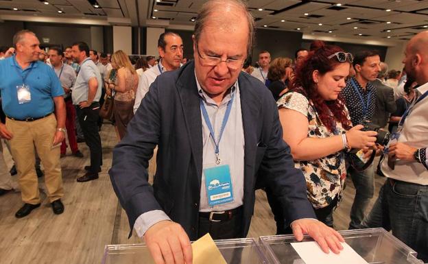 El presidente de la Junta de Castilla y León, Juan Vicente Herrera, vota en el XIX Congreso Nacional Extraordinario del PP para elegir nuevo presidente de la formación.
