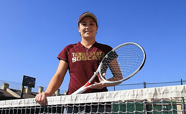 Julia Navajo, en la pista de El Sotillo donde empezó a jugar al tenis. 