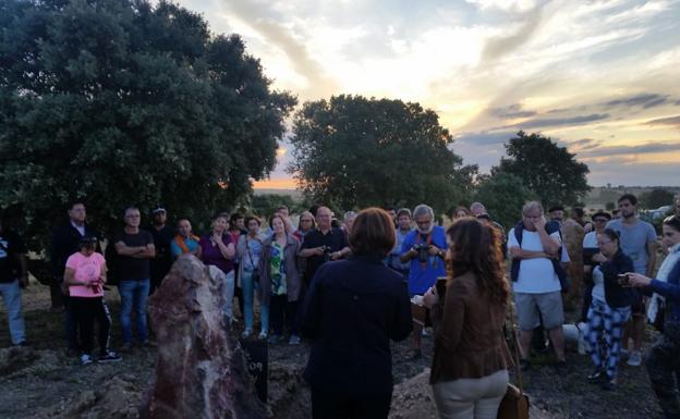 A la izquierda, la hija y la nieta de José Figueiras, se dirigen a los presentes en el acto.