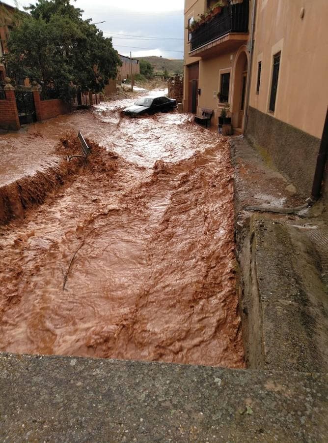 Calle de Estebanvela imundada tras la tormenta.