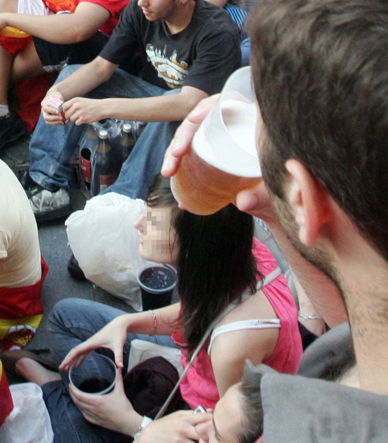 Un grupo de jóvenes participa en un botellón en Segovia.