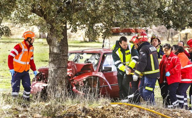 Rescate de una persona herida en un aparatoso accidente de tráfico acaecido en el municipio salmantino de Alba de Yeltes. 