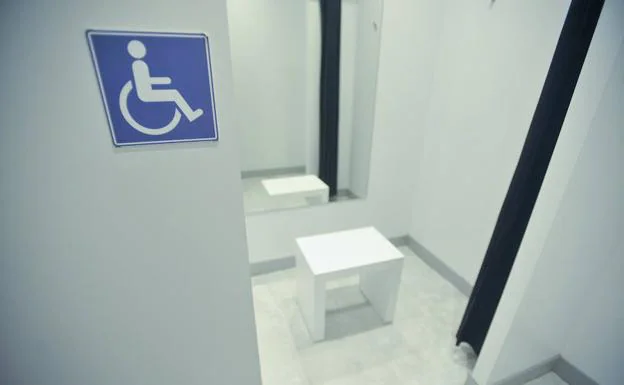 Probador de ropa para personas con discapacidad en El Corte Inglés de Valladolid. 