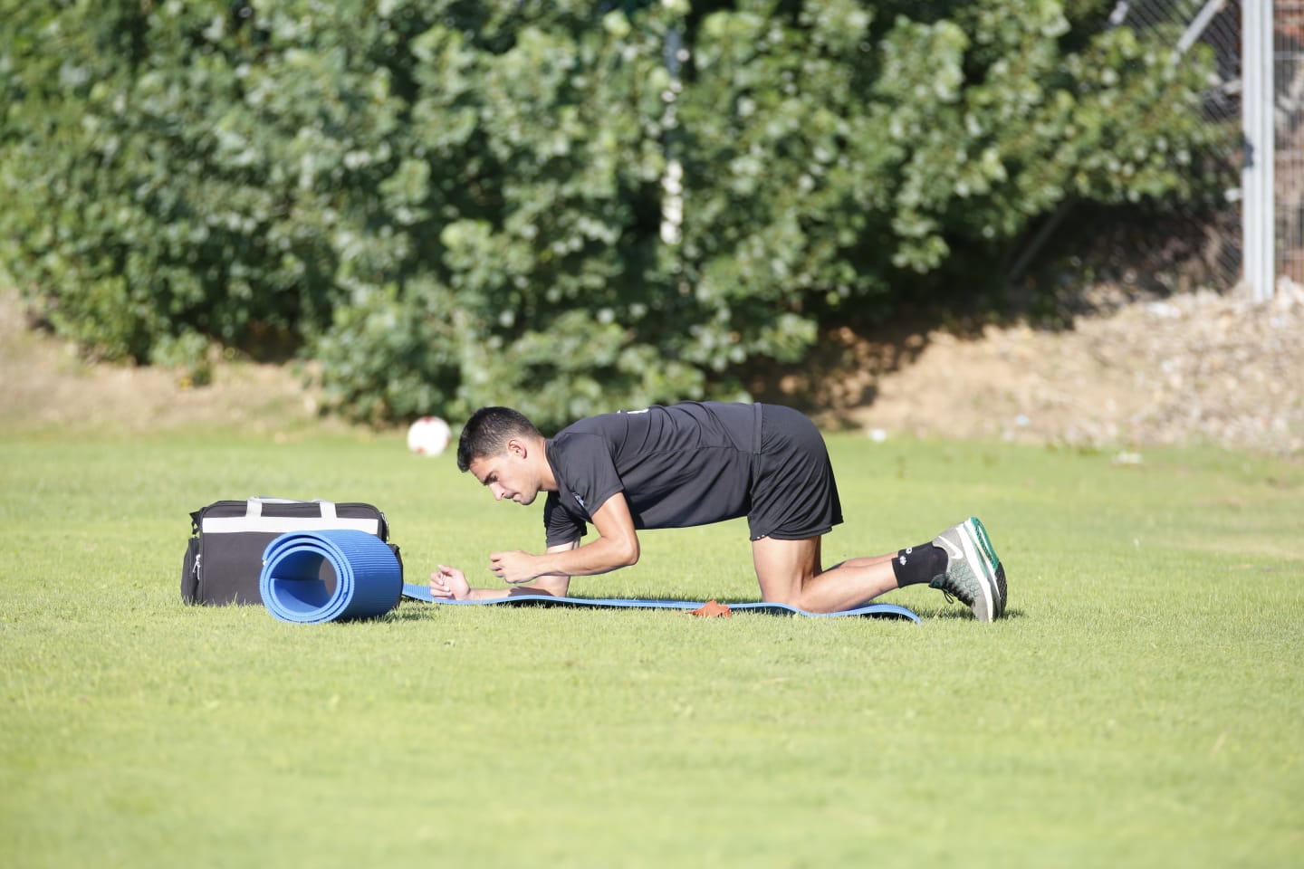 El nuevo técnico está presente en la sesión vespertina y mañana será presentado y seguirá el primer amistoso de pretemporada ante el Tordesillas