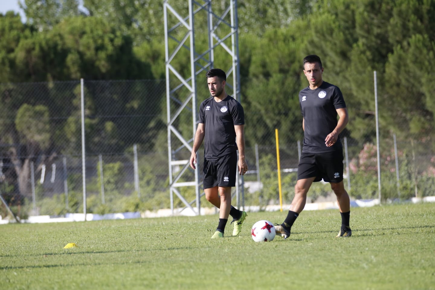El nuevo técnico está presente en la sesión vespertina y mañana será presentado y seguirá el primer amistoso de pretemporada ante el Tordesillas