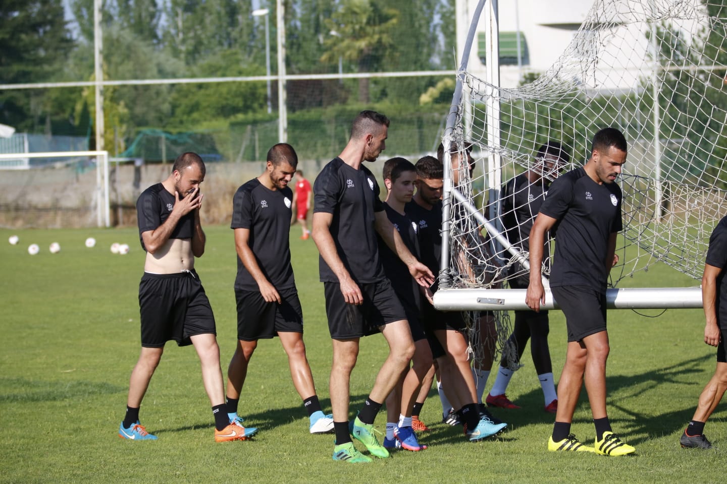 El nuevo técnico está presente en la sesión vespertina y mañana será presentado y seguirá el primer amistoso de pretemporada ante el Tordesillas