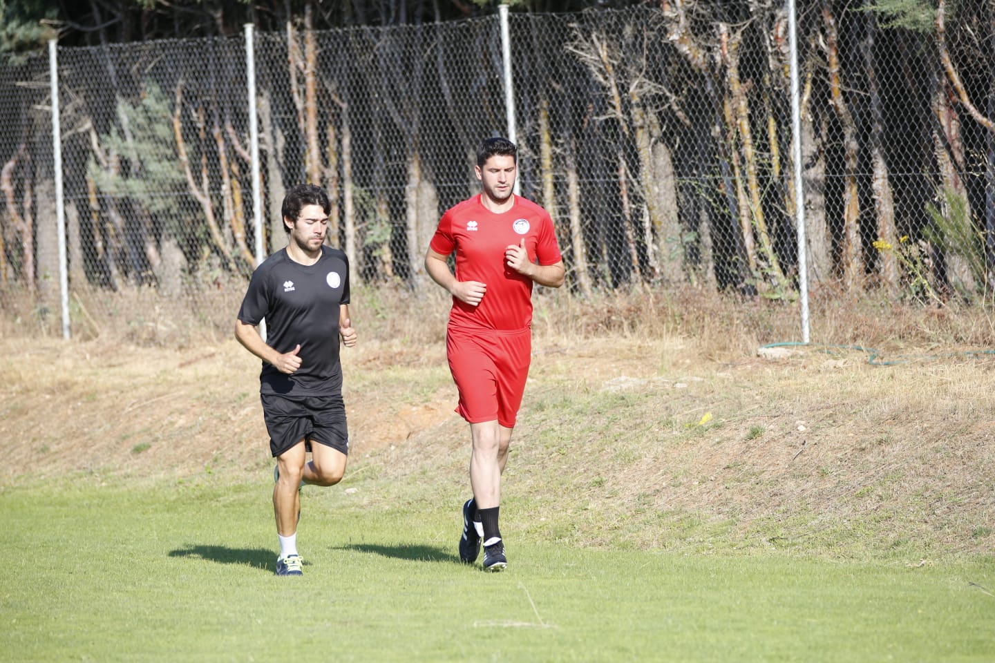 El nuevo técnico está presente en la sesión vespertina y mañana será presentado y seguirá el primer amistoso de pretemporada ante el Tordesillas