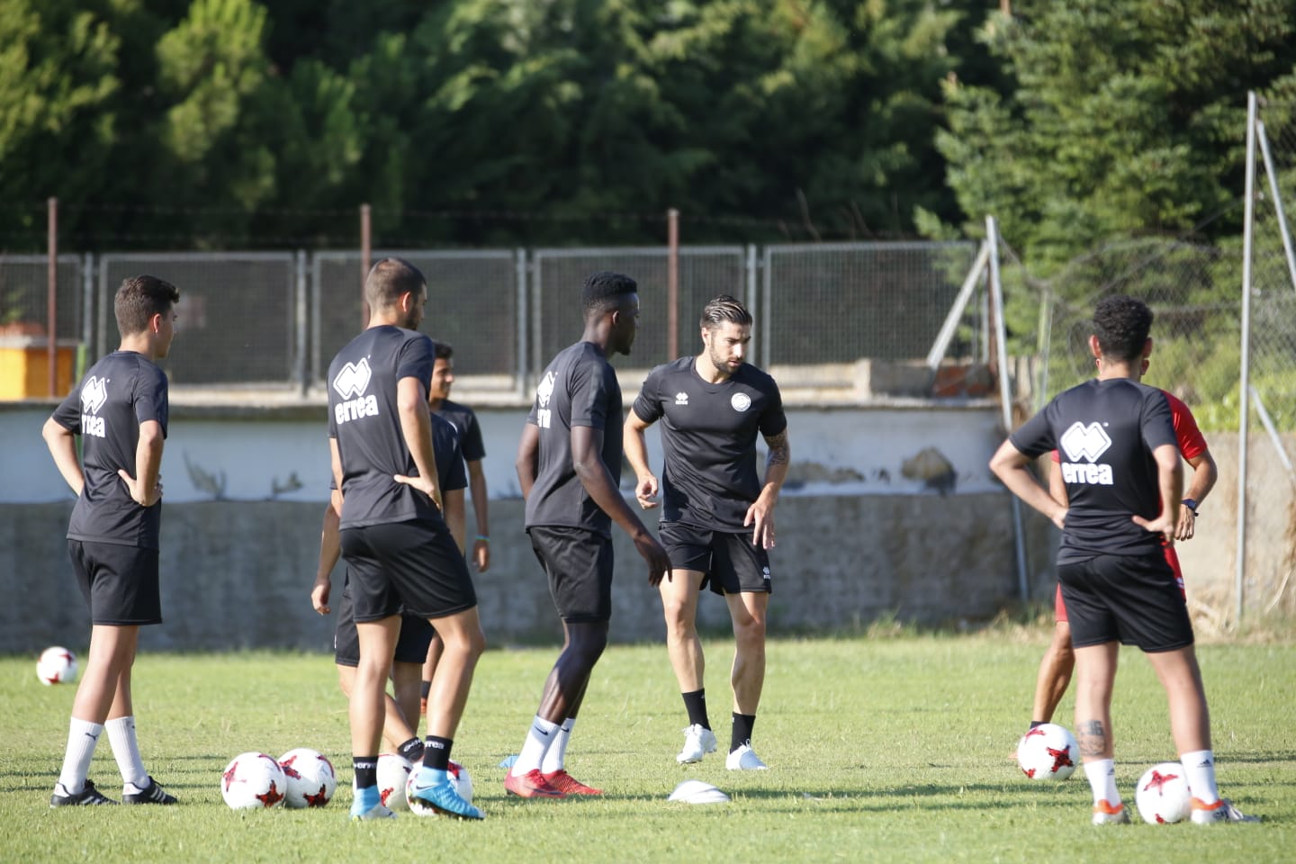 El nuevo técnico está presente en la sesión vespertina y mañana será presentado y seguirá el primer amistoso de pretemporada ante el Tordesillas