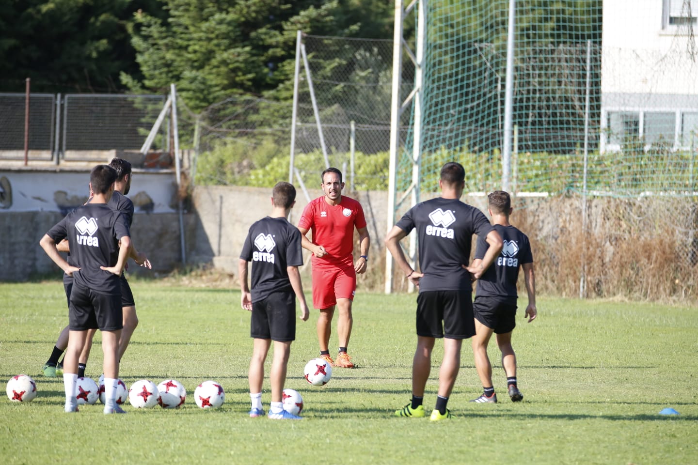 El nuevo técnico está presente en la sesión vespertina y mañana será presentado y seguirá el primer amistoso de pretemporada ante el Tordesillas