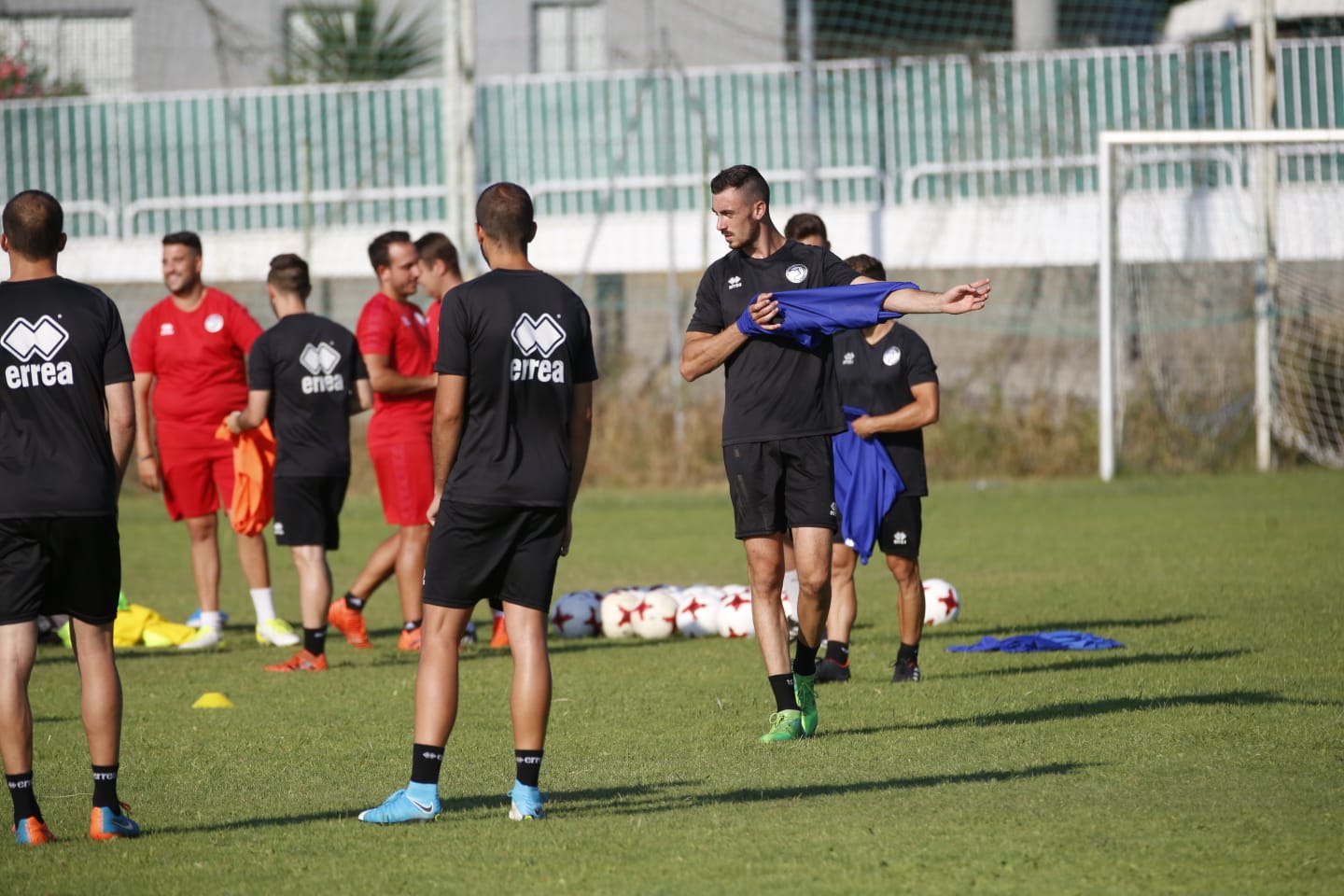 El nuevo técnico está presente en la sesión vespertina y mañana será presentado y seguirá el primer amistoso de pretemporada ante el Tordesillas