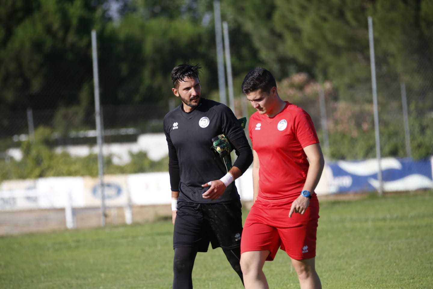 El nuevo técnico está presente en la sesión vespertina y mañana será presentado y seguirá el primer amistoso de pretemporada ante el Tordesillas