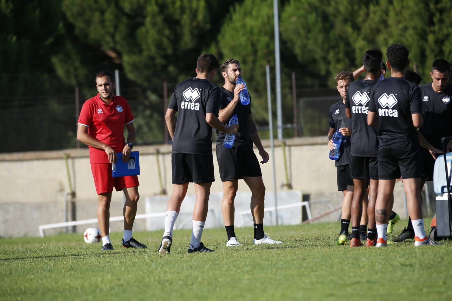 El nuevo técnico está presente en la sesión vespertina y mañana será presentado y seguirá el primer amistoso de pretemporada ante el Tordesillas
